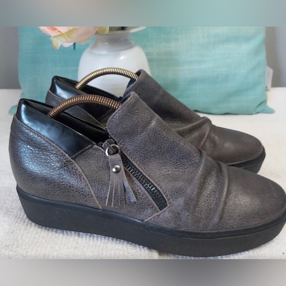 Lilimill women's Italian leather platform casual grey loafer NWOT  size 37